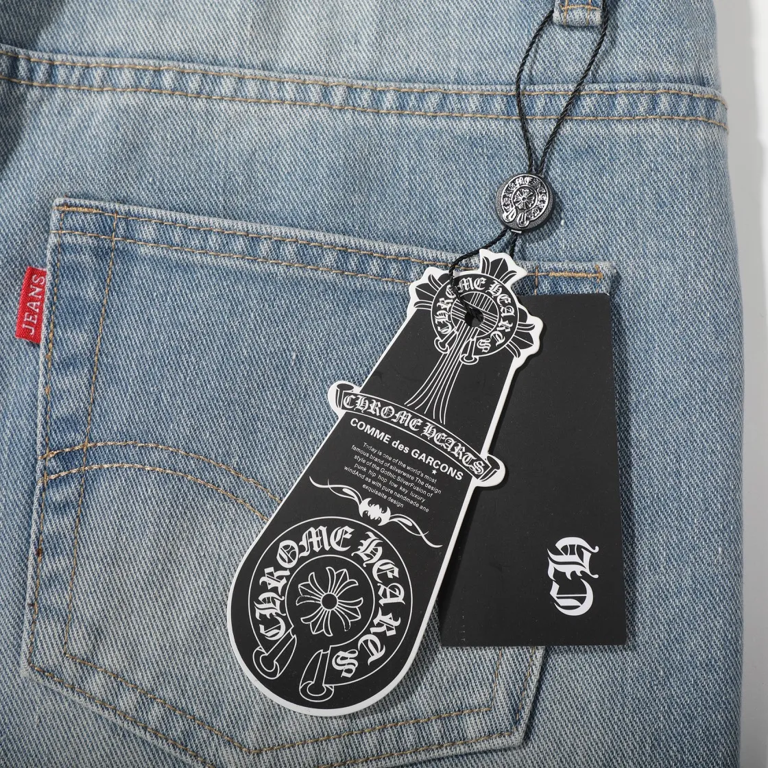 P310 (top replica) Ch rare co-branded top item Chrome hearts new Chrome heart patchwork leather patch cross stitching micro-flare jeans Top-notch configuration, details are invincible! ! Cleanfit has become very popular in the past two years, and Kroxin’s consistent style is particularly high-end! ! Imported Japanese woven fabric ready-made clothes, genuine leather Crocodile leather labels and waist cloth leather tags are sewn on. The overall process is very cumbersome. The buttons on the trousers fly, rivets, back pockets, and metal decorative plates are all custom-made from molds. After they are finished, they are distressed to create a very effective effect. It has a vintage taste, and has been used by all kinds of big-name European and American celebrities. Kenijima’s cleanfit style has become popular all over the world. Top-grade hardware, pay attention to my detailed photos, the buttons are all detachable, and they are made of 925 engraved silver! ! Match as you like, suitable for both men and women ✔️✔️ Color: Blue Size: S M L XL